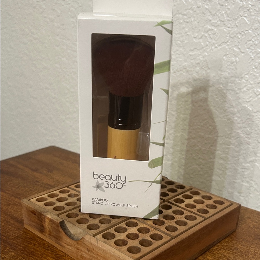 Beauty 360 Bamboo Stand-Up Powder Brush — Brown Bristles